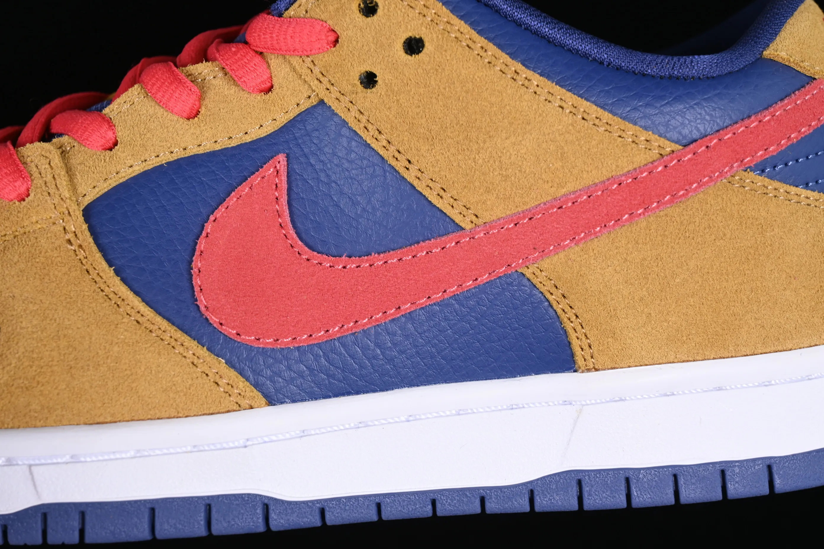 All categories Nk SB Dunk series Nk SB Dunk Low low-top sneakers Nk SB Dunk Low dark brown, white and yellow color SB smashed backboard fashion casual sneakers BQ6817-700